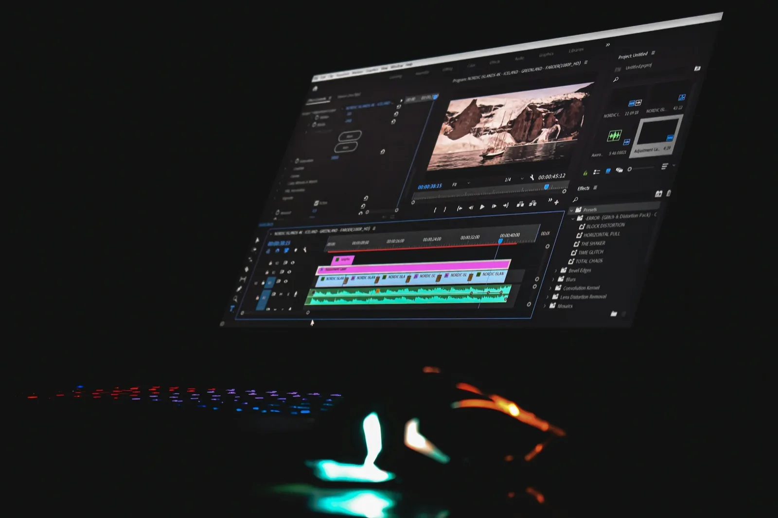 Una interfaz de producción musical en pantalla, con bloques de notas dispuestos a lo largo de una línea de tiempo